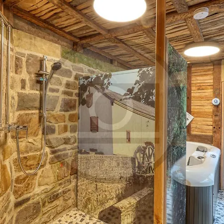 1 Bedroom Lovely In Apartment *