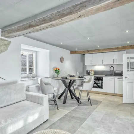 Apartment 1 Bedroom Lovely In *