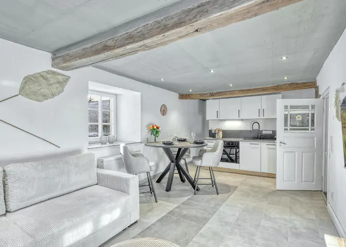 Apartment 1 Bedroom Lovely In *